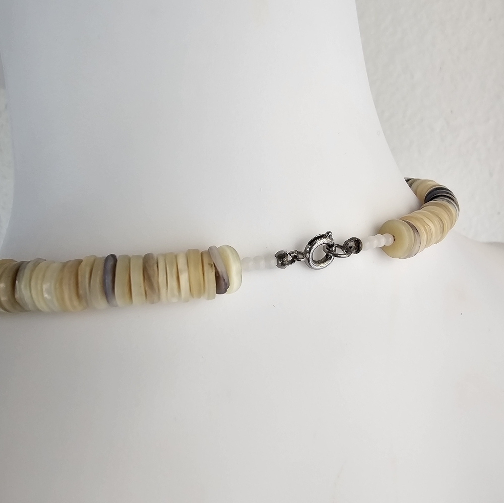 Beautiful Shell Necklace - Picture 2 of 4